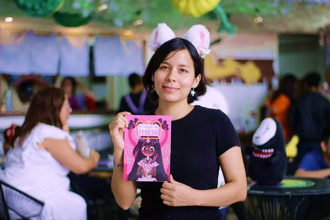 Una mujer joven con su sostiene  un libro